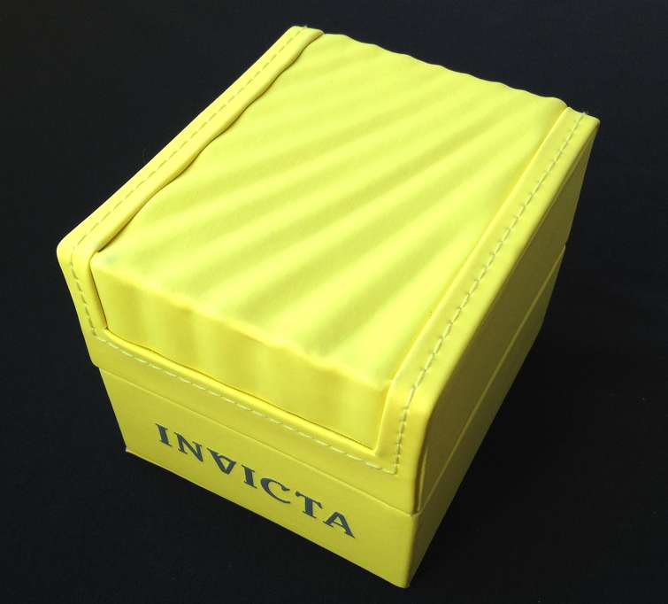 Die typische Invicta-Uhrenbox mit Muschelkontur auf dem Deckel