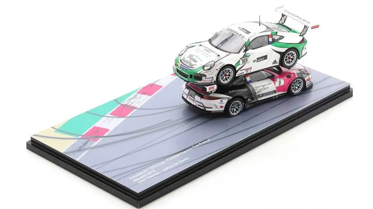 Porsche Carrera Cup France 2015 Navarra Crash Jules Gounon and Joffrey De Narda 1:43 Scale Diorama Diecast Miniature
