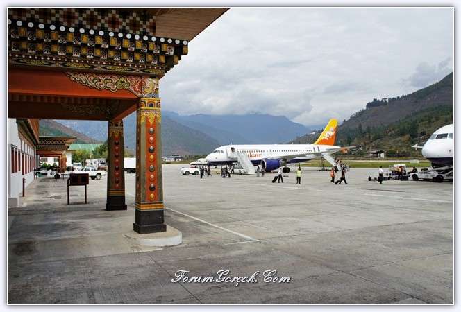 Аэропорт бутана. Бутан аэропорт. Бутанский аэропорт паро. Аэропорт паро Гималаи. Аэропорт бутана опасный.