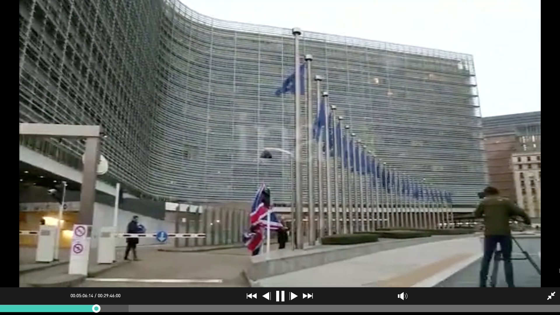 La capture d’écran de la séquence d’archives sur la descente de l’Union Jack devant la commission européenne dans le sujet « Brexit : l’Europe montre la sortie » (ID Notice : 5770037001013)