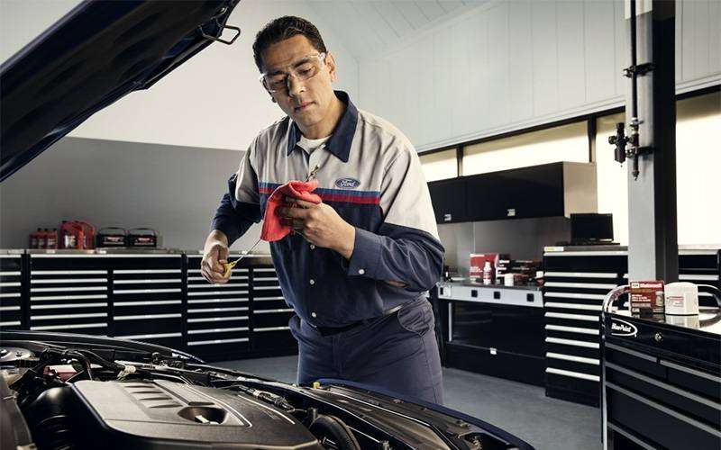 Ford Technician Oil Change Joe Rizza Ford of Orland Park in Orland Park IL