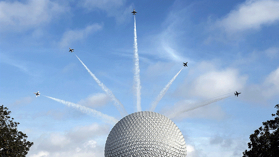 Thunderbirds de la Fuerza Aérea de EE. UU. se elevan sobre Walt Disney World