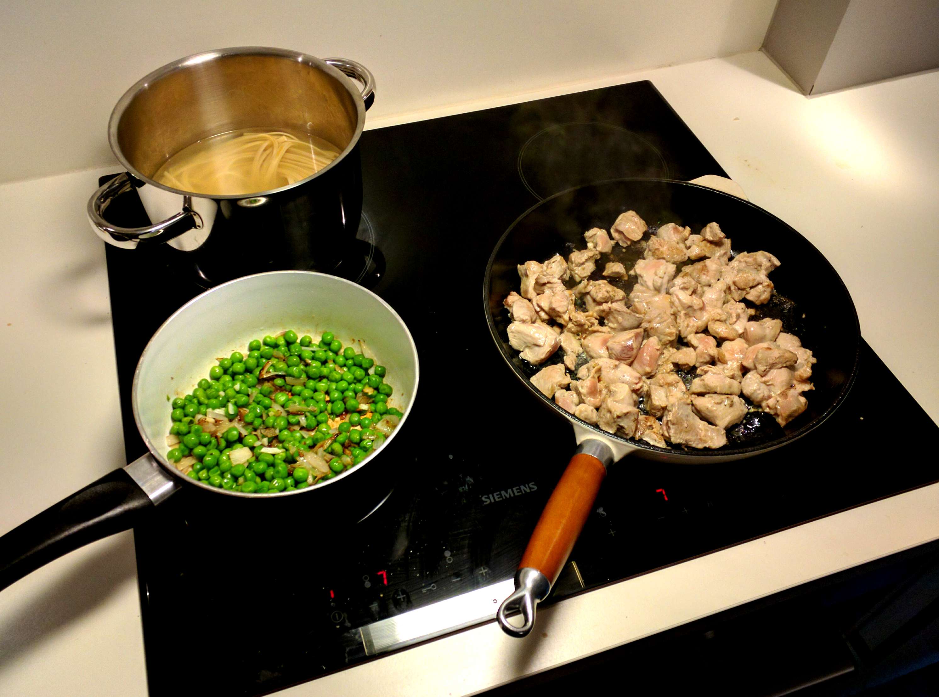 Preparing turkey linguine with green peas