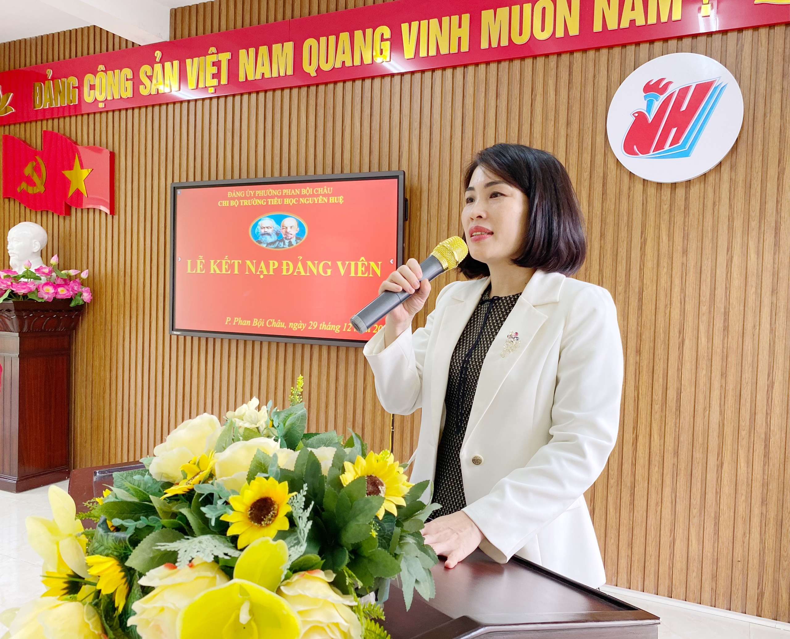Chi bộ Trường tiểu học Nguyễn Huệ kết nạp đảng viên mới