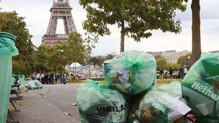 أكثر من 10 آلاف طن من النفايات تحجب معالم باريس وتحولها من مدينة الأنوار إلى مدينة القمامة