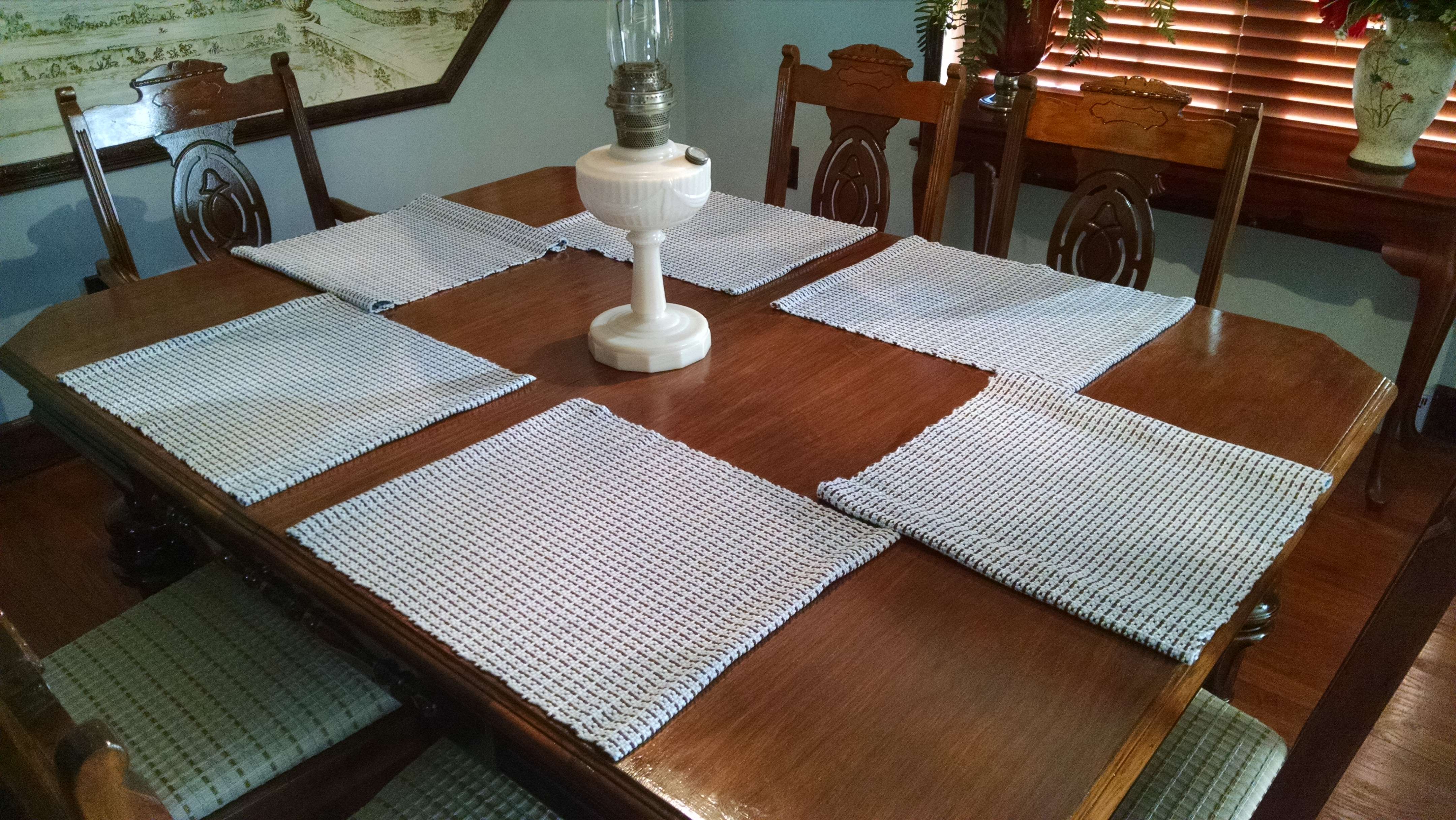 What Color Placemats For Dark Wood Table