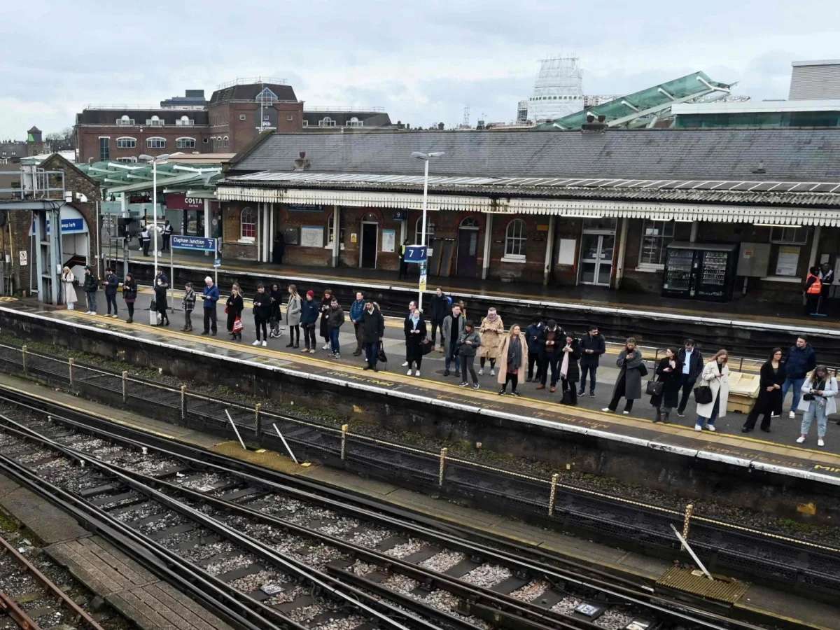 فوضى في بريطانيا بعد توقف أعضاء نقابة RMT عن العمل وتعطل خدمات القطارات بسبب إضراب جديد