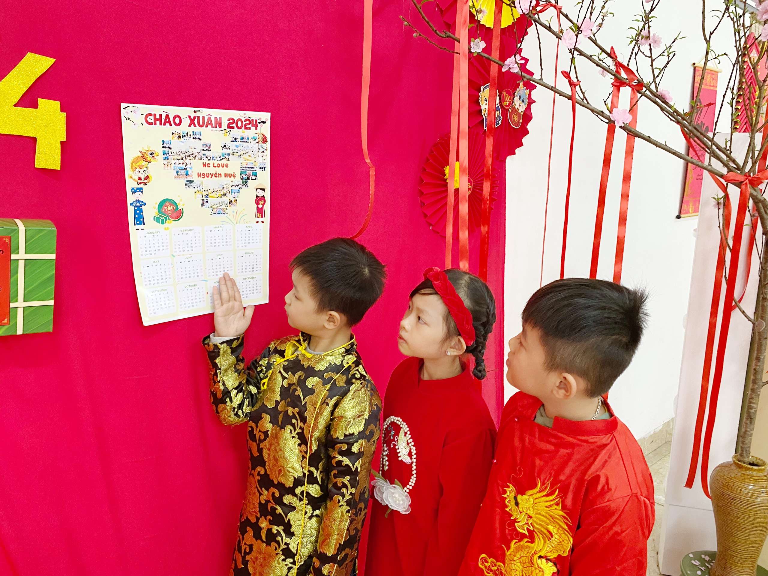 Hoạt động trải nghiệm "Vui cùng Tết Việt" của các bạn học sinh trường tiểu học Nguyễn Huệ.