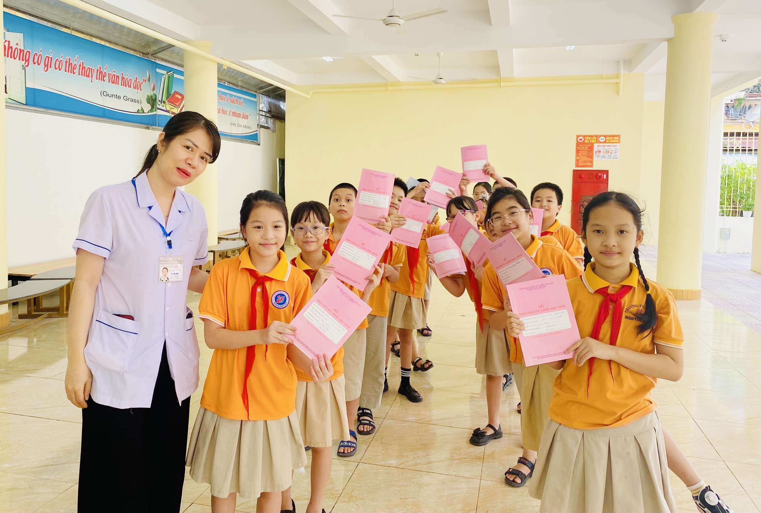 Tổ chức khám mắt định kỳ cho học sinh trường TH Nguyễn Huệ