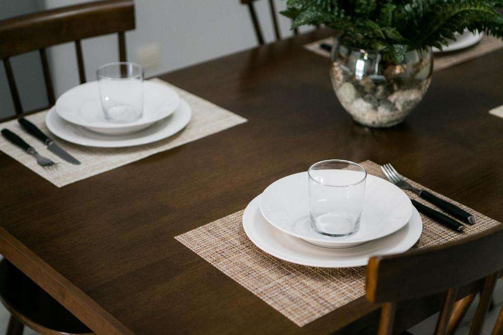 What Color Placemats For Dark Wood Table