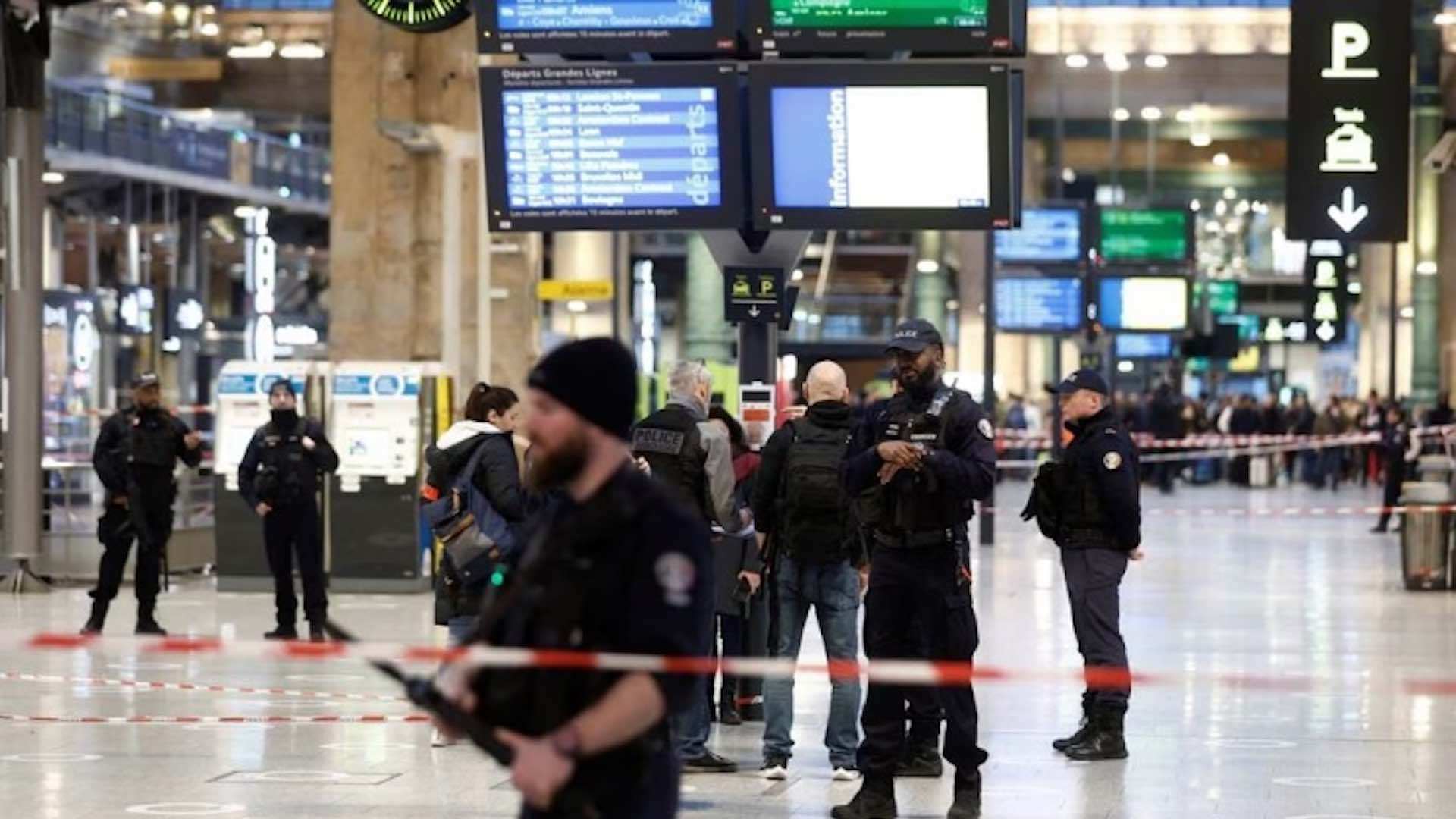 Attack at Paris metro leaves several injured