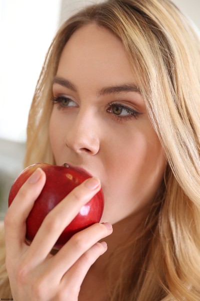 Alecia Fox  Eduard - Hot Red Apple 8