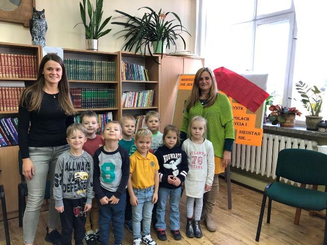 Przedszkolaki na lekcji patriotyzmu w bibliotece szkolnej w Zespole Szkół w Pniewach