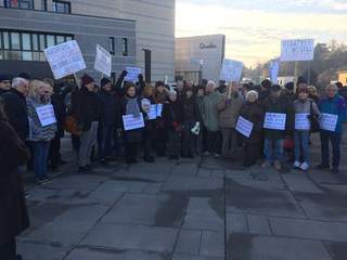 Associati Casa del Consumatore di Schio manifestano al tribunale di Vicenza