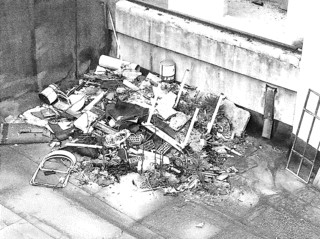 Ammasso di rifiuti sul tetto dell'ex Cinema Corso dela Fondazione Roi