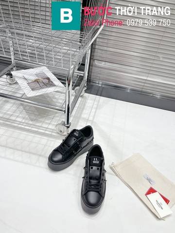 Giày thể thao Valentino đính đinh màu đen