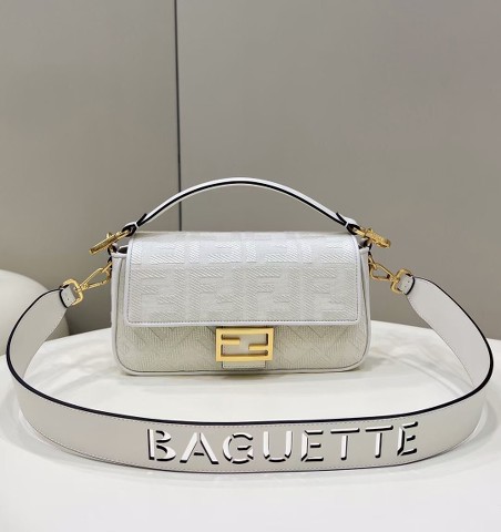 Túi xách Fendi Baguette siêu cấp da bê màu trắng size 26cm 