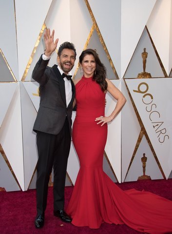 Eugenio Derbez y su esposa en la Alfombra Roja de los Oscar 2018