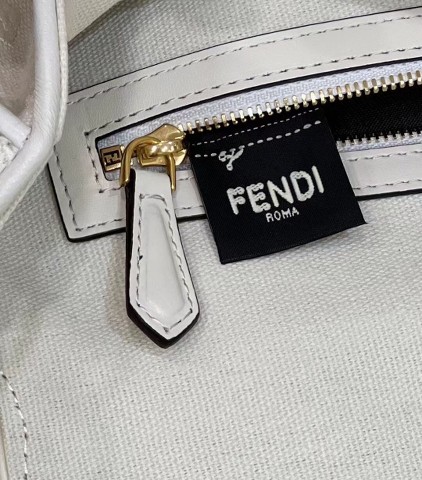 Túi xách Fendi Baguette siêu cấp da bê màu trắng size 26cm 