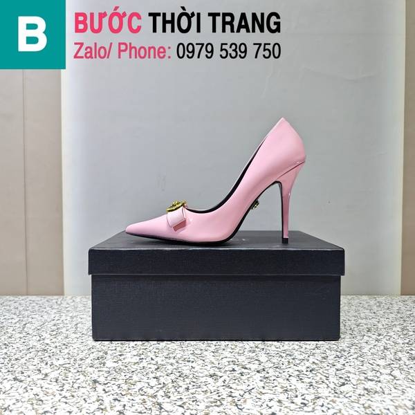 Giày cao gót Versace đính logo mũi nhọn màu hồng pastel 9.5cm
