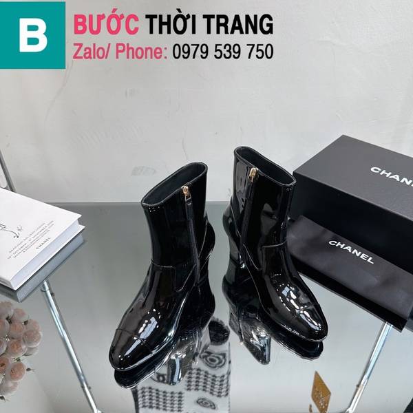 Boot Chanel gắn logo chân vuông da bóng màu đen