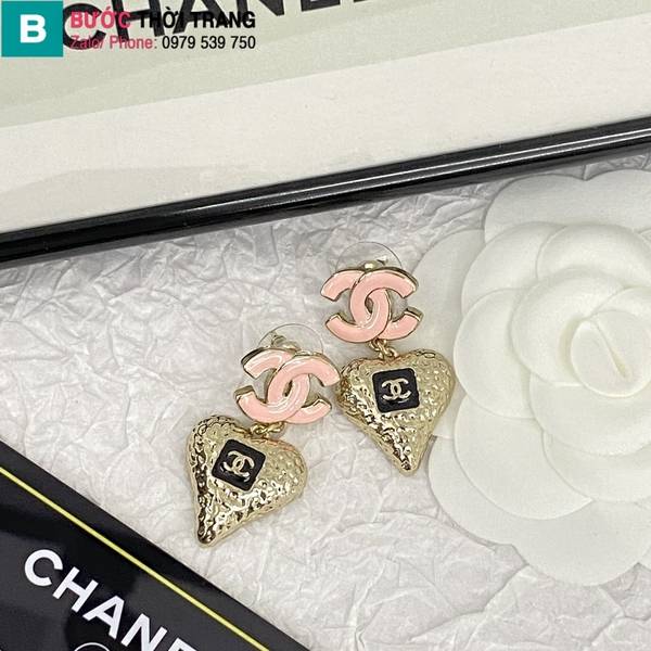 Bông tai Chanel trái tim CC hồng