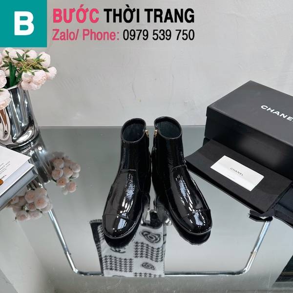 Boot Chanel cổ thấp đính logo da bóng màu đen
