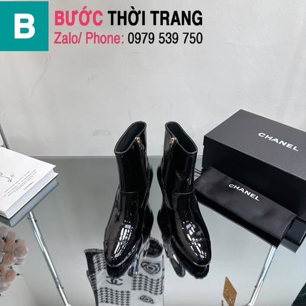Boot Chanel gắn logo chân vuông da bóng màu đen