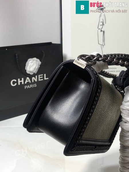 Túi xách Chanel boy siêu cấp da cá đuối màu đen bạc 2 size 25 cm - A67086