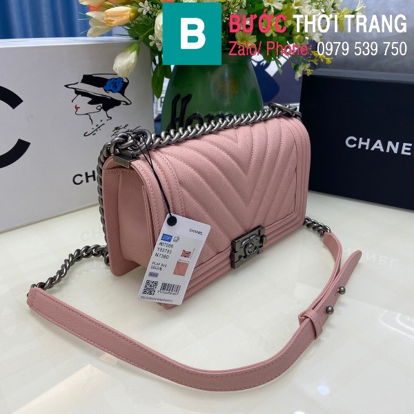 Túi xách Chanel Boy siêu cấp vân v da bê màu hồng size 25cm - 67086 